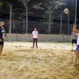 Ma non ci sono solo agonisti nel beach volley: in tanti lo praticano con il solo scopo di divertirsi e passare una bella serata in compagnia. Naturalmente in questo caso non ci sono regole: si gioca in squadre di quattro, cinque o sei, maschi e femmine insieme
